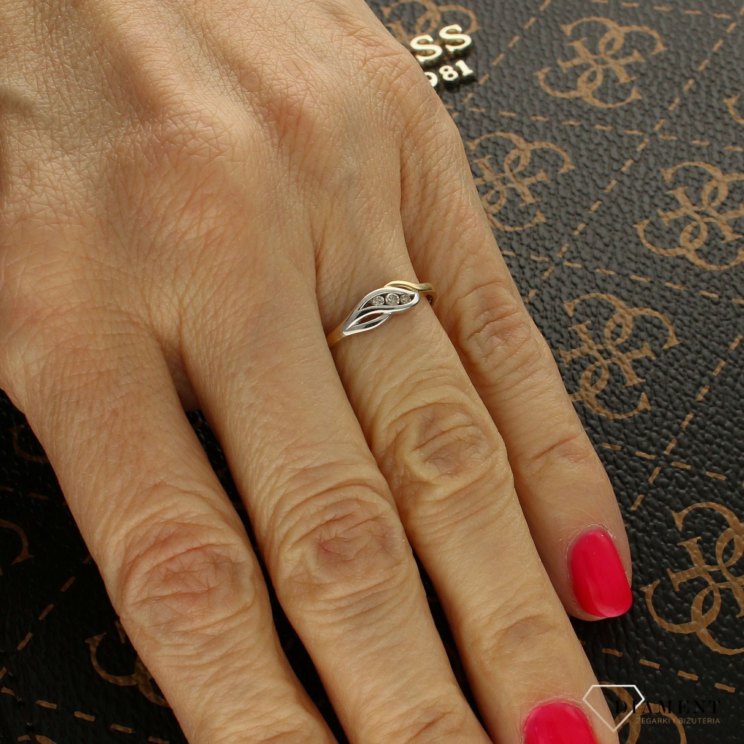 Złoty pierścionek z trzema diamentami „Pleciona Elegancja” 585  Żółte i białe złoto  CH449HSI2.jpg